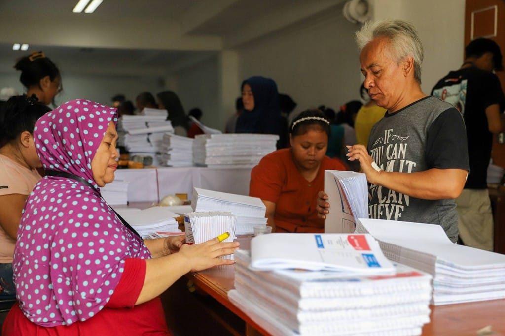 Foto Pelipatan Surat Suara Pemilu 2024 di KPU Jakarta Utara 2