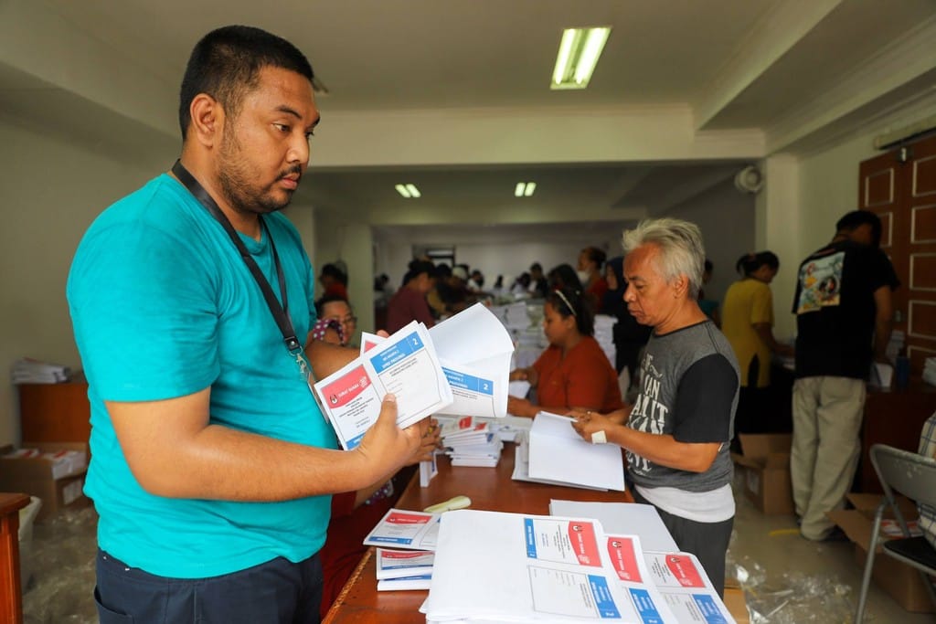 Foto Pelipatan Surat Suara Pemilu 2024 di KPU Jakarta Utara 3