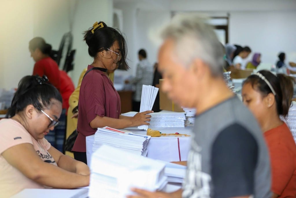 Foto Pelipatan Surat Suara Pemilu 2024 di KPU Jakarta Utara 4