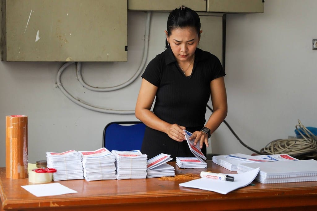 Foto Pelipatan Surat Suara Pemilu 2024 di KPU Jakarta Utara 5