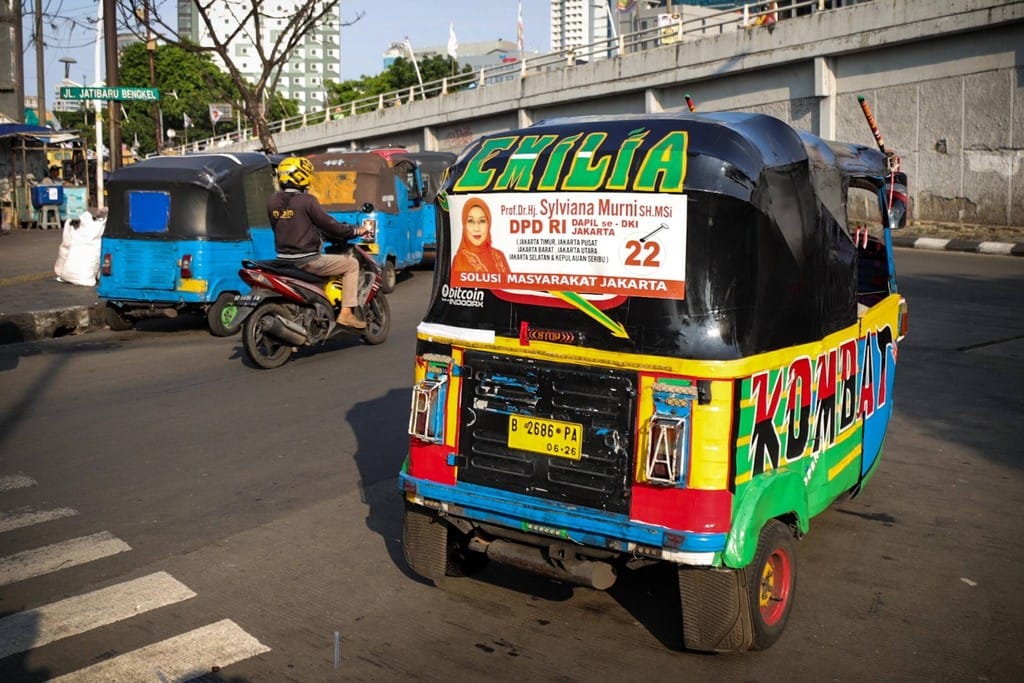 Ragam Alat Peraga Kampanye di Angkutan Umum Jelang Pemilu 2