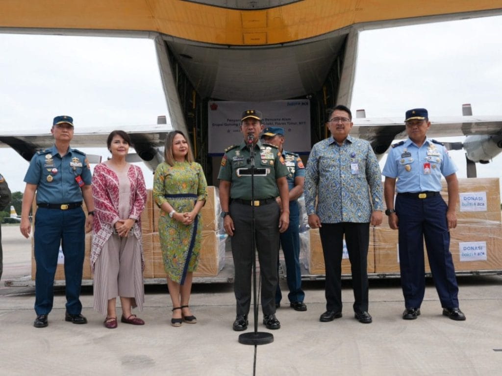 TNI dan BCA Salurkan 21 Ton Bantuan Untuk Korban Erupsi Gunung Lewotobi Laki-Laki