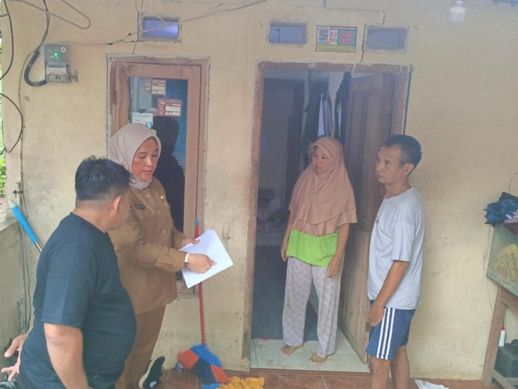 Tinjau Rumah Warga, Kasi Kemas Mekarwangi Pastikan Pengajuan Perbaikan Tahun Ini
