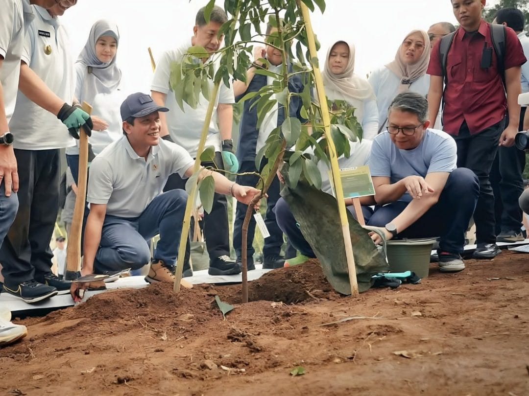 Kementerian Lingkungan Hidup Bersama Pemkab Bogor Tanam Pohon di Gunung Mas