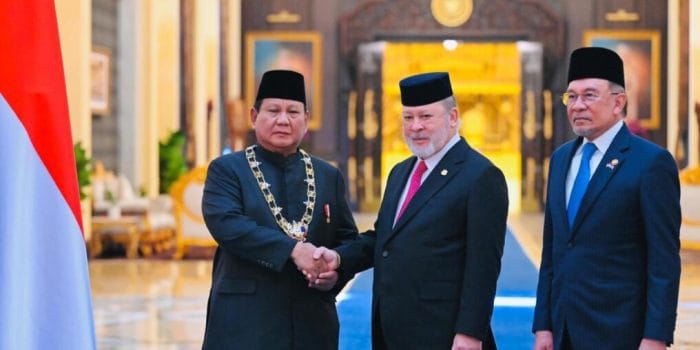 Presiden Prabowo Dianugerahi Tanda Kehormatan Darjah Kerabat Johor