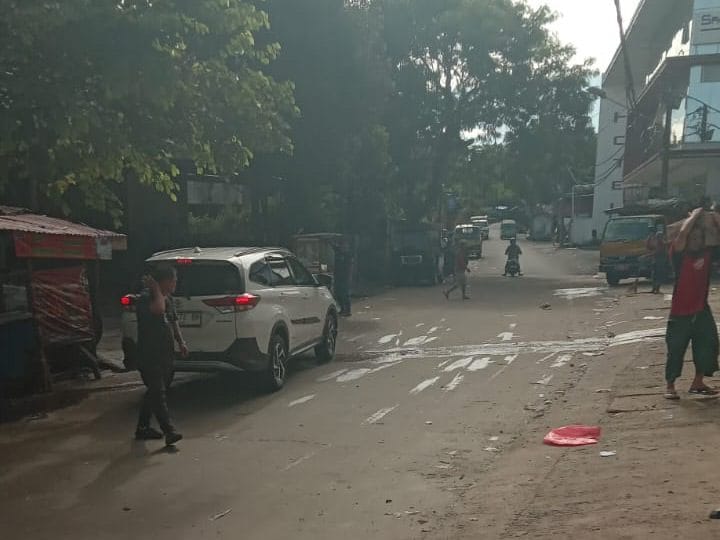 Parkir di Badan Jalan Sekitar Pasar Sukasari Disorot, Diduga Ada Setoran ke Oknum