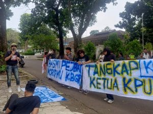 Gelar Unjuk Rasa di Kantor KPU Kota Bogor, Mahasiswa Desak Penetapan Tersangka Kasus Dugaan Gratifikasi