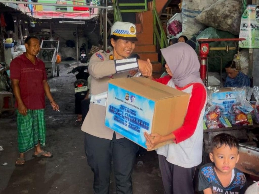 Ditlantas Polda Bali Gelar Aksi Berbagi Kasih di Tengah Operasi Keselamatan Agung 2025
