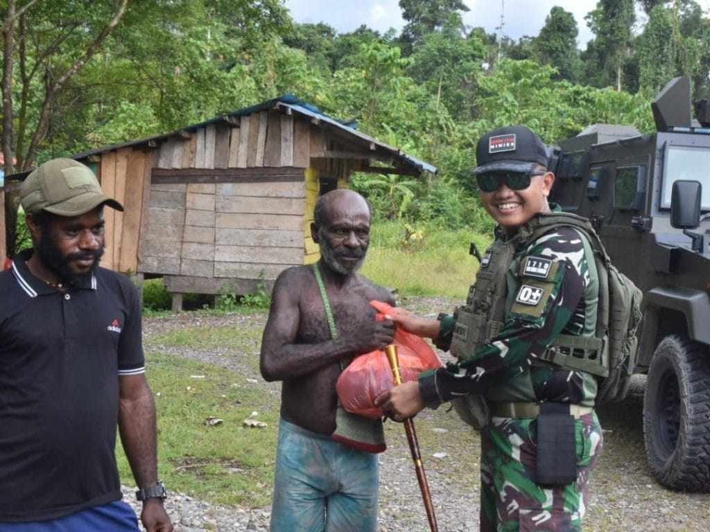 Dandim 1710/Mimika Pimpin Patroli Wilayah dan Komsos di Distrik Iwaka