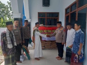 Polres Metro Bekasi Bantu Renovasi Masjid Jami Miftahul Jannah Dengan 50 Sak Semen