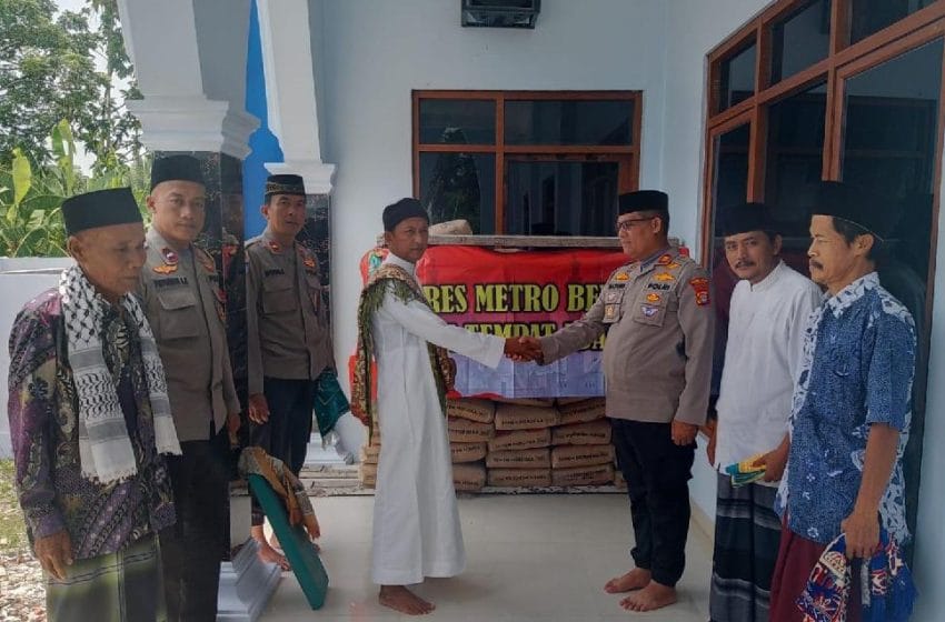 Polres Metro Bekasi Bantu Renovasi Masjid Jami Miftahul Jannah Dengan 50 Sak Semen