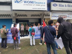 Kantor Leasing di Bogor Didemo Mahasiswa, Tolak Penarikan Paksa