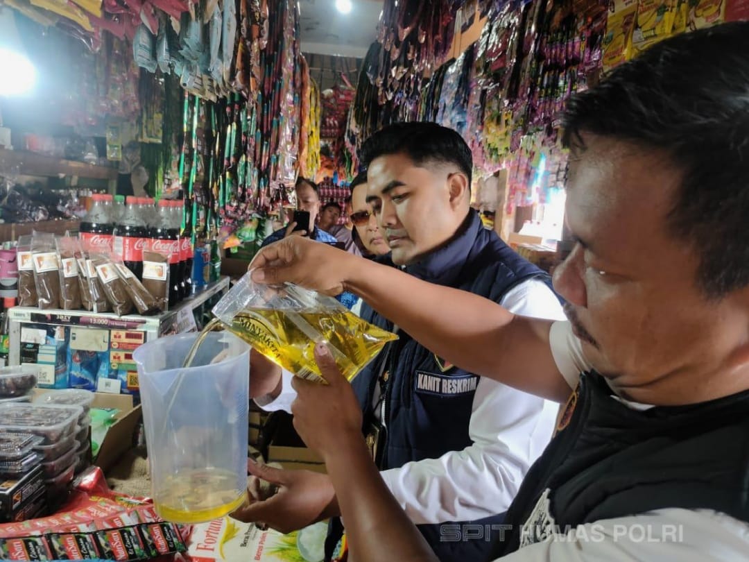 Polres Lahat Gelar Sidak Minyak Goreng dan Bahan Pokok di Pasar PTM