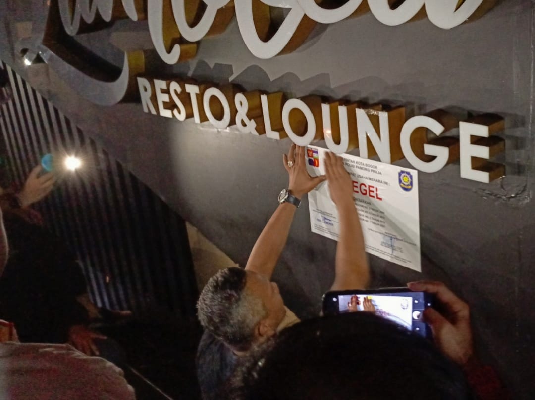 Satpol PP Kota Bogor Segel THM Zentrum dan Sita Ratusan Botol Miras Dalam Razia Ramadan