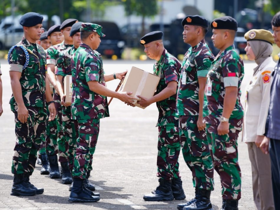 Jelang Idul Fitri, Panglima TNI Bagikan 5.990 Paket Sembako Untuk Prajurit dan PNS