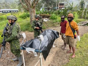 TNI Evakuasi Tenaga Pendidik dan Kesehatan Pasca Serangan Biadab OPM di Yahukimo