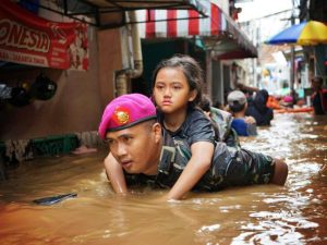 Marinir Diterjunkan Bantu Evakuasi Warga Terdampak Banjir