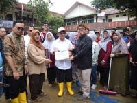 Mendikdasmen Tinjau Sekolah Terdampak Banjir di Bekasi, Salurkan Bantuan Rp855 Juta
