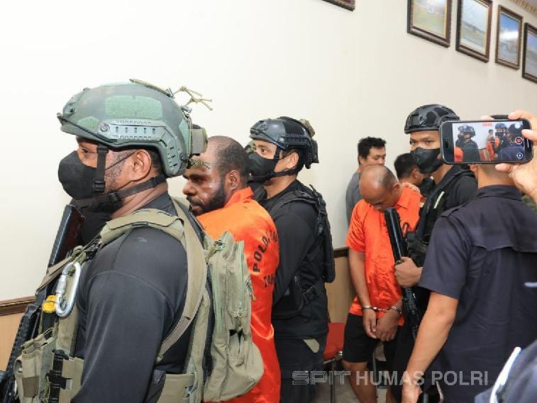 Polisi Gagalkan Penyelundupan Senpi ke KKB, 7 Tersangka Ditangkap