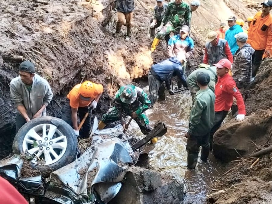 Bantu Korban Longsor di Pacet Mojokerto, Kapuspen: Keikhlasan Kunci Utama TNI