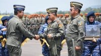 Panglima TNI dan Kasad Terima Wing Kehormatan Penerbang TNI AU