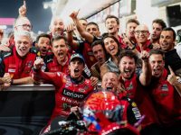 MotoGP Qatar: Marc Marquez Menang Dramatis, Vinales Kena Penalti Aturan Tekanan Ban