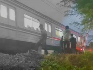 Minibus Dihantam KRL di Perlintasan Kebon Pedes Bogor, Tidak Ada Korban Jiwa