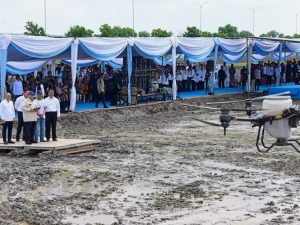 Hadiri Tanam Padi Serentak 14 Provinsi, Presiden Prabowo Coba Tebar Benih Gunakan Drone