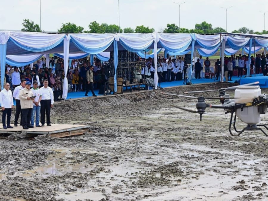 Hadiri Tanam Padi Serentak 14 Provinsi, Presiden Prabowo Coba Tebar Benih Gunakan Drone