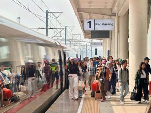 Lonjakan Penumpang Whoosh Saat Libur Panjang, KCIC Tambah Loket di Dua Stasiun