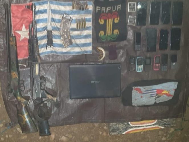 
Dok. Barang bukti satu pucuk senjata organik AK-47, senjata rakitan, amunisi, busur dan anak panah, bendera Bintang Kejora, serta alat komunikasi/Ist) 