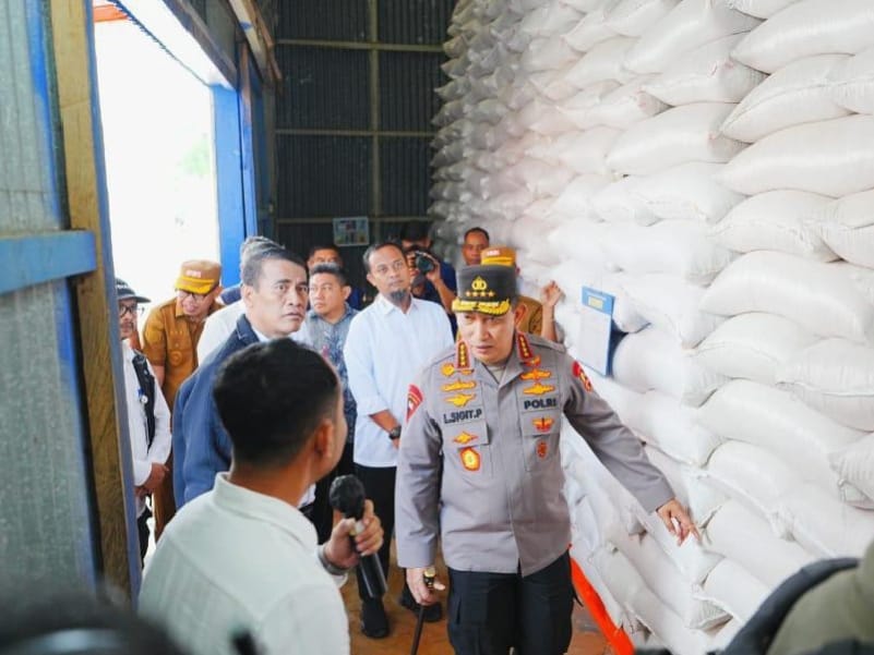 Cek Kesiapan Tampung dan Jaga Kualitas, Kapolri dan Mentan Tinjau Gudang Bulog di Bone