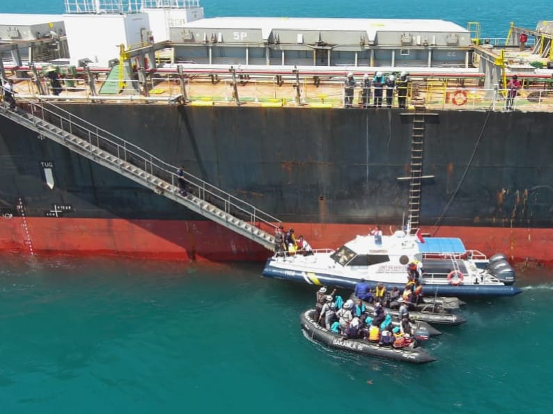 Bakamla RI Evakuasi 14 ABK KM Pasifik Memori II yang Tenggelam di Perairan Utara Berakit