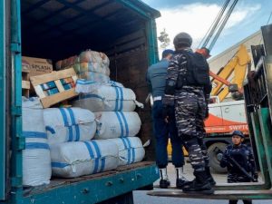 Tim F1QR TNI AL Gagalkan Penyelundupan Ballpress Asal Malaysia di Pelabuhan Dwikora Pontianak