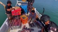 Tim SFQR TNI AL Bersama Bea Cukai Gagalkan Penyelundupan Rokok Ilegal di Perairan Kotabaru