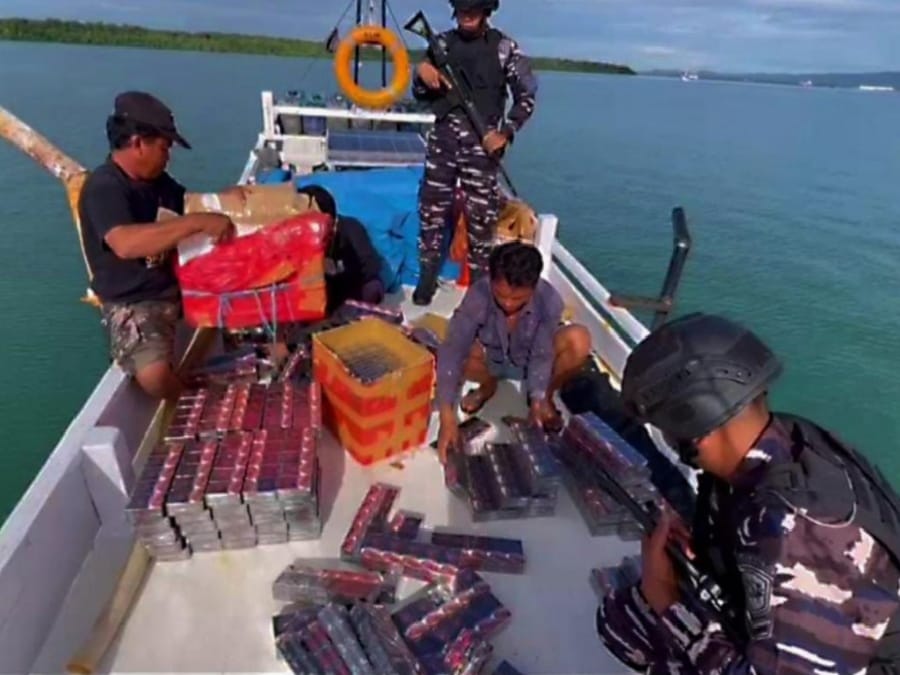 Tim SFQR TNI AL Bersama Bea Cukai Gagalkan Penyelundupan Rokok Ilegal di Perairan Kotabaru