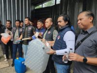 Polisi Grebek Pabrik Miras Oplosan di Bogor, 160 Jeriken Miras dan 5 Orang Pelaku Diamankan