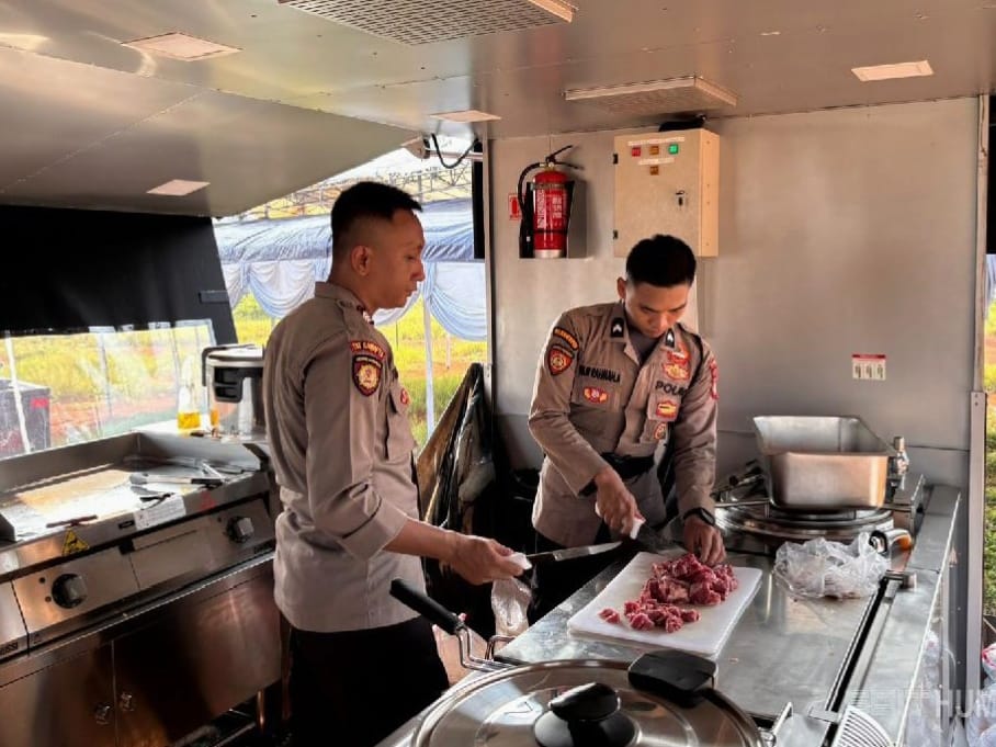 Polda Metro Jaya Dirikan Dapur Lapangan Untuk Korban Kebakaran di Kapuk Muara