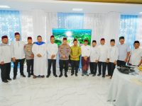 Kapolri Jenderal Listyo Sigit Sambangi Pesantren UAS, Serahkan Santunan dan Jalin Silaturahmi