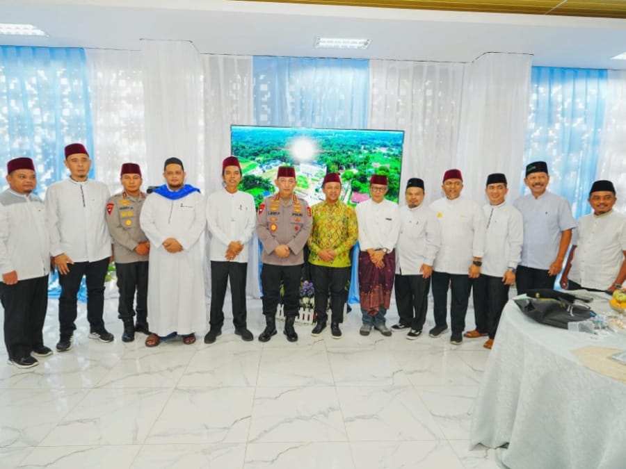 Kapolri Jenderal Listyo Sigit Sambangi Pesantren UAS, Serahkan Santunan dan Jalin Silaturahmi