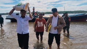 Babinsa Koramil Kokonao Kawal Penyaluran Beras Bulog ke Wilayah Pesisir Mimika