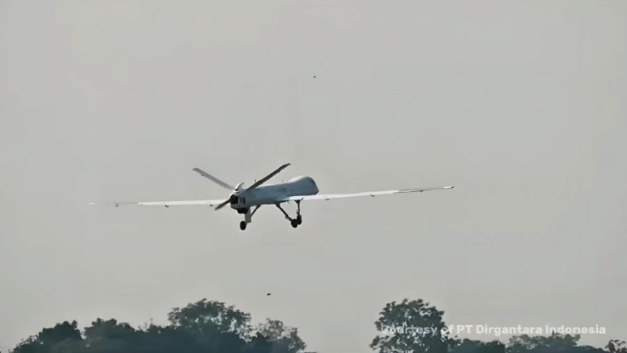 Langit Kertajati Saksikan Terbang Perdana Elang Hitam Buatan Anak Bangsa