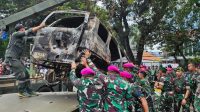 TNI Bagikan Air Minum dan Evakuasi Mobil Terbakar di Sekitar Mako Brimob