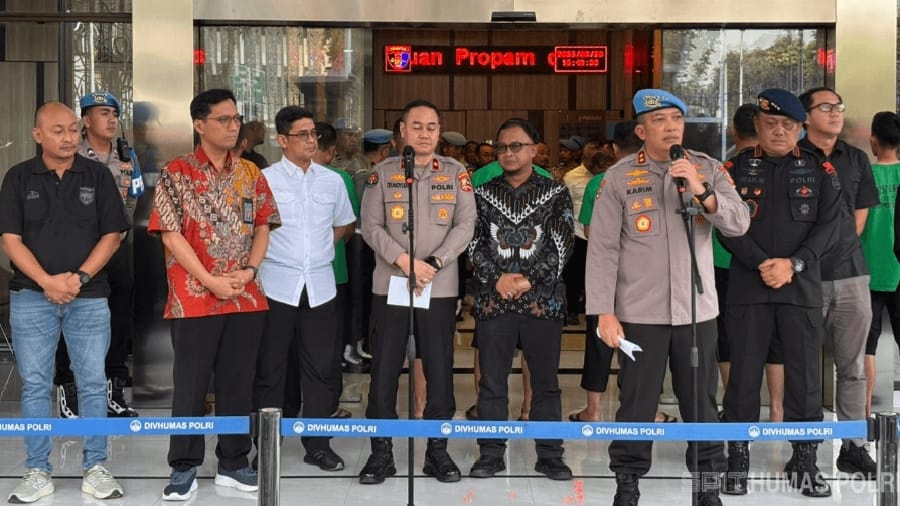 Polri Tampilkan dan Tahan 7 Personel Brimob Terkait Insiden Tewasnya Pengemudi Ojol