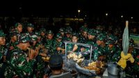 Panglima TNI Agus Subiyanto Berbagi Makan Malam di Monas, UMKM Monas Laris