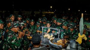 Panglima TNI Agus Subiyanto Berbagi Makan Malam di Monas, UMKM Monas Laris