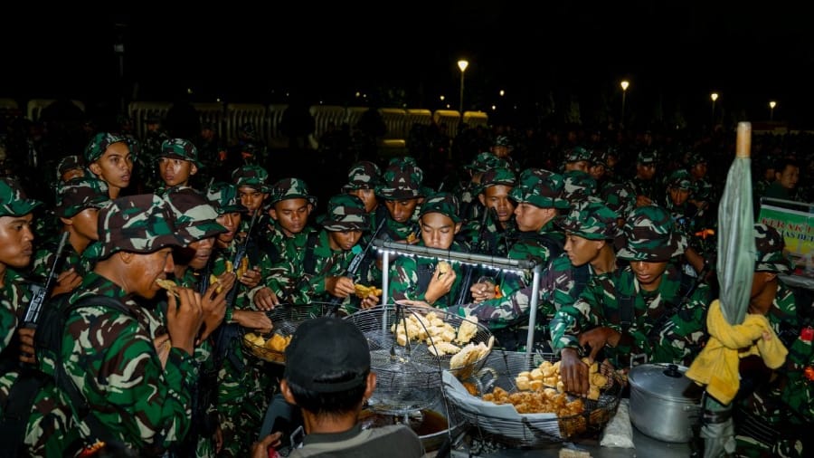 Panglima TNI Agus Subiyanto Berbagi Makan Malam di Monas, UMKM Monas Laris