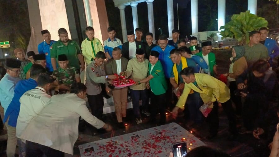 Pemuda Lintas Iman Gelar Doa Bersama dan Tabur Bunga di Tugu Kujang Bogor