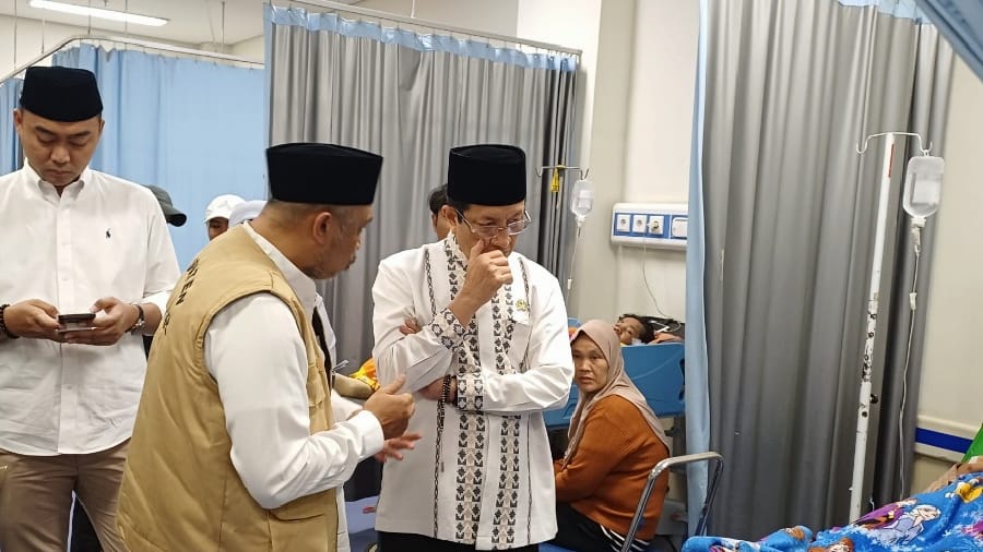 Menag Nasaruddin Umar Kunjungi Korban Ambruknya Majelis Taklim di Bogor