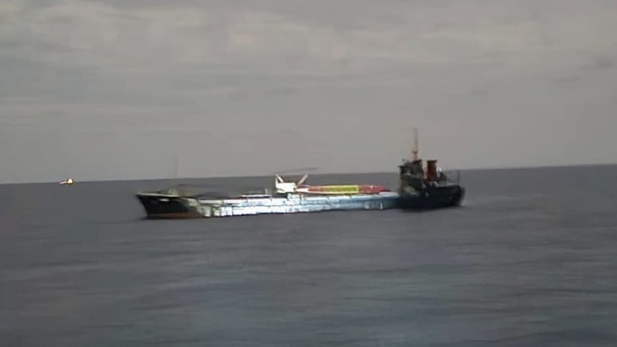 Bakamla RI Evakuasi Kapal MV Leann yang Terbakar di Perairan Anambas